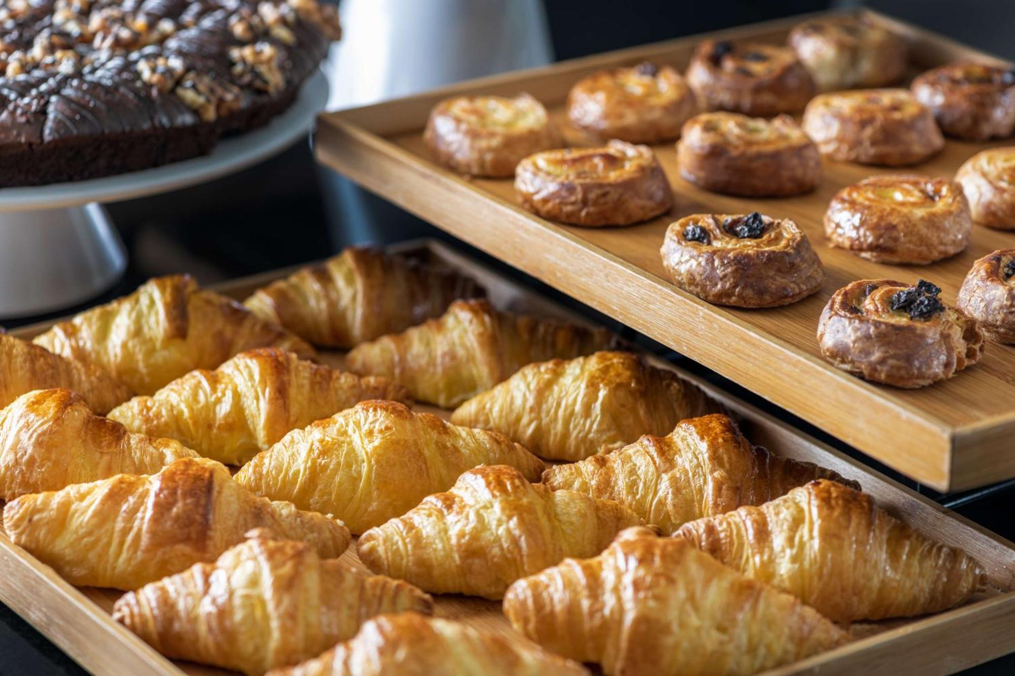 Nh Collection Madrid Paseo Del Prado Hotel Exterior foto Croissants and other pastries