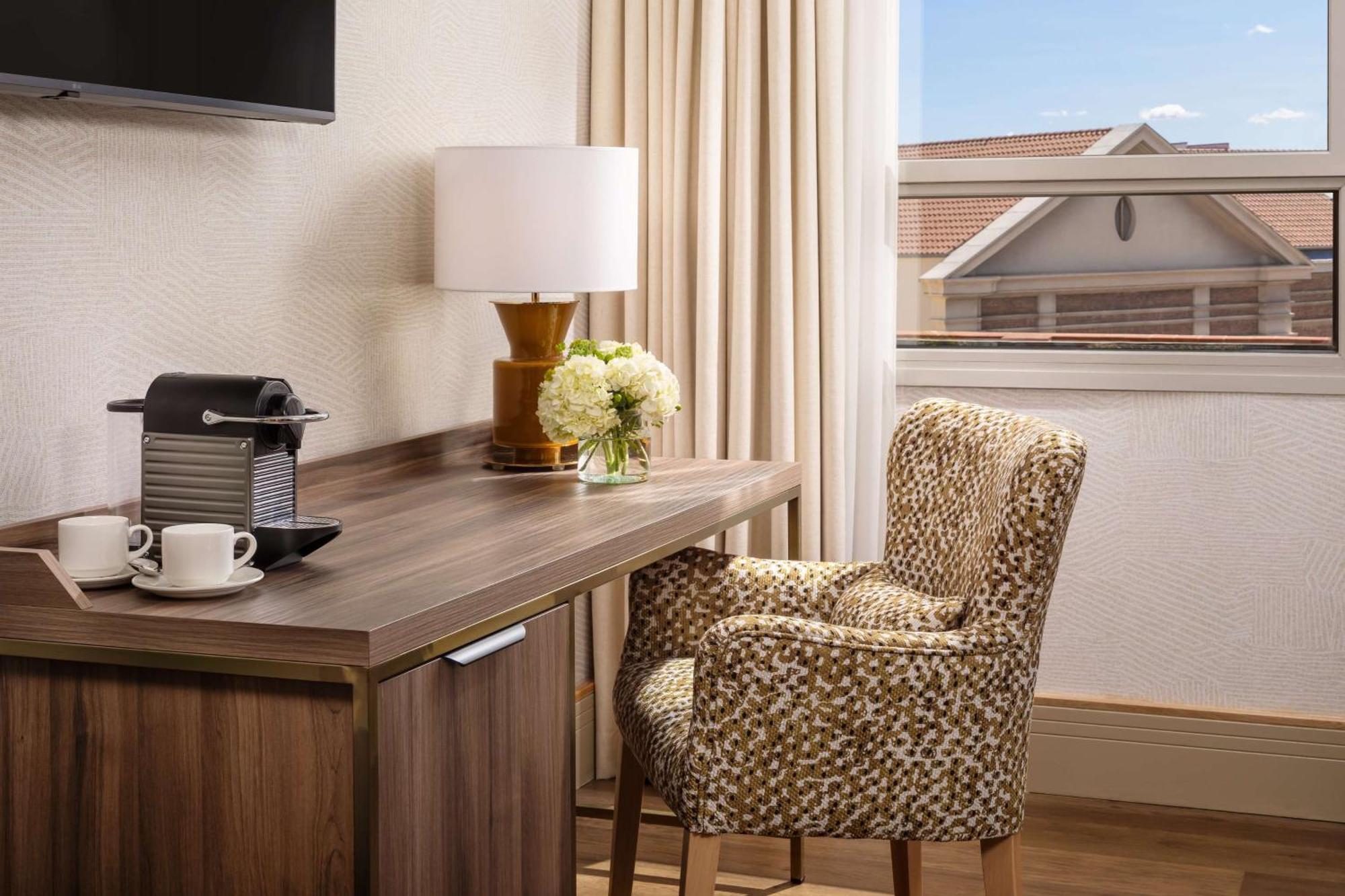 Nh Collection Madrid Paseo Del Prado Hotel Exterior foto A Nespresso machine in a hotel room