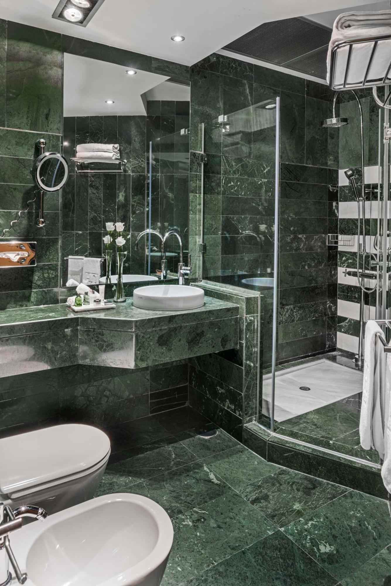Nh Collection Madrid Paseo Del Prado Hotel Exterior foto A shower enclosure