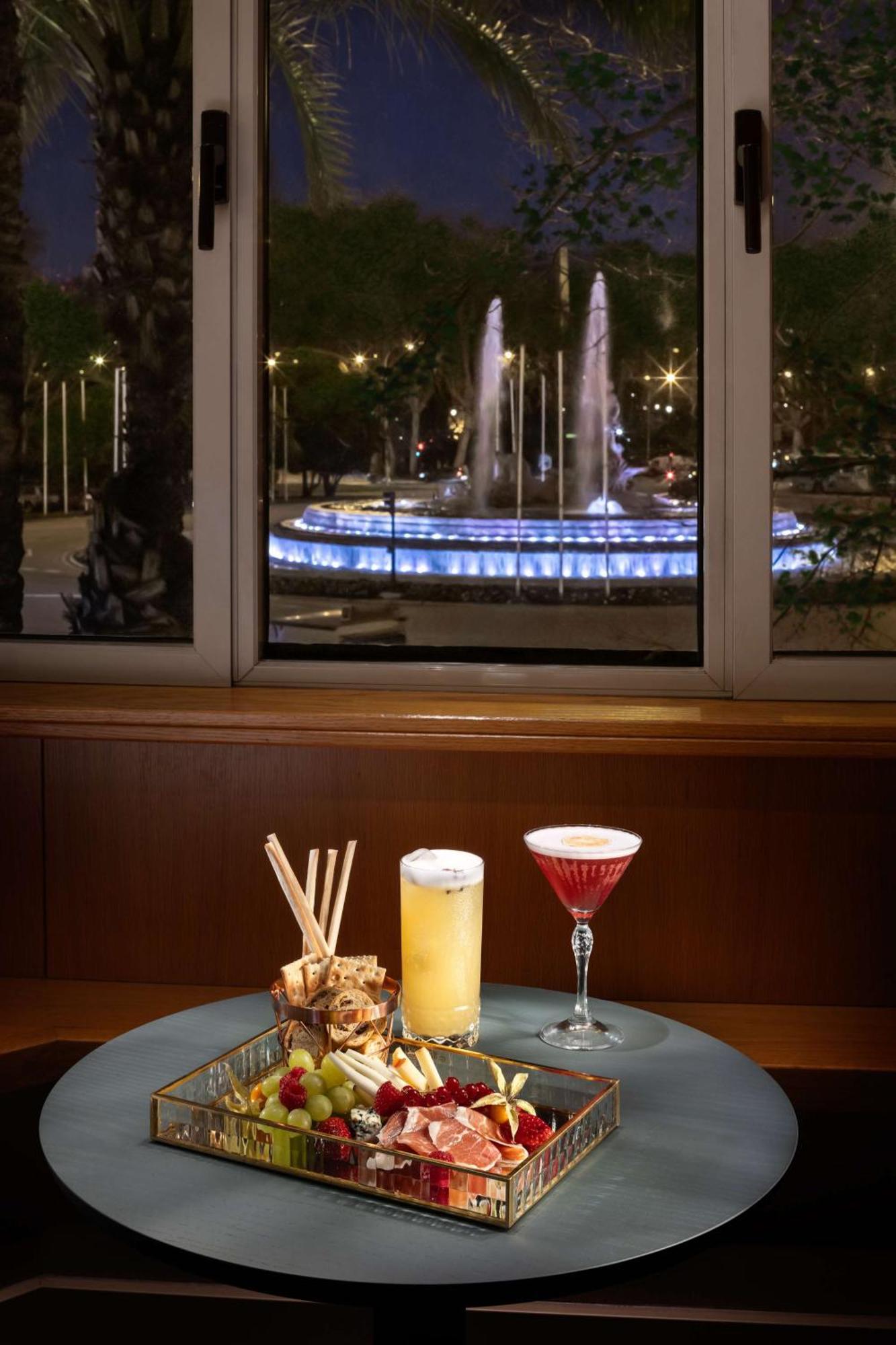 Nh Collection Madrid Paseo Del Prado Hotel Exterior foto The Fountain Bar