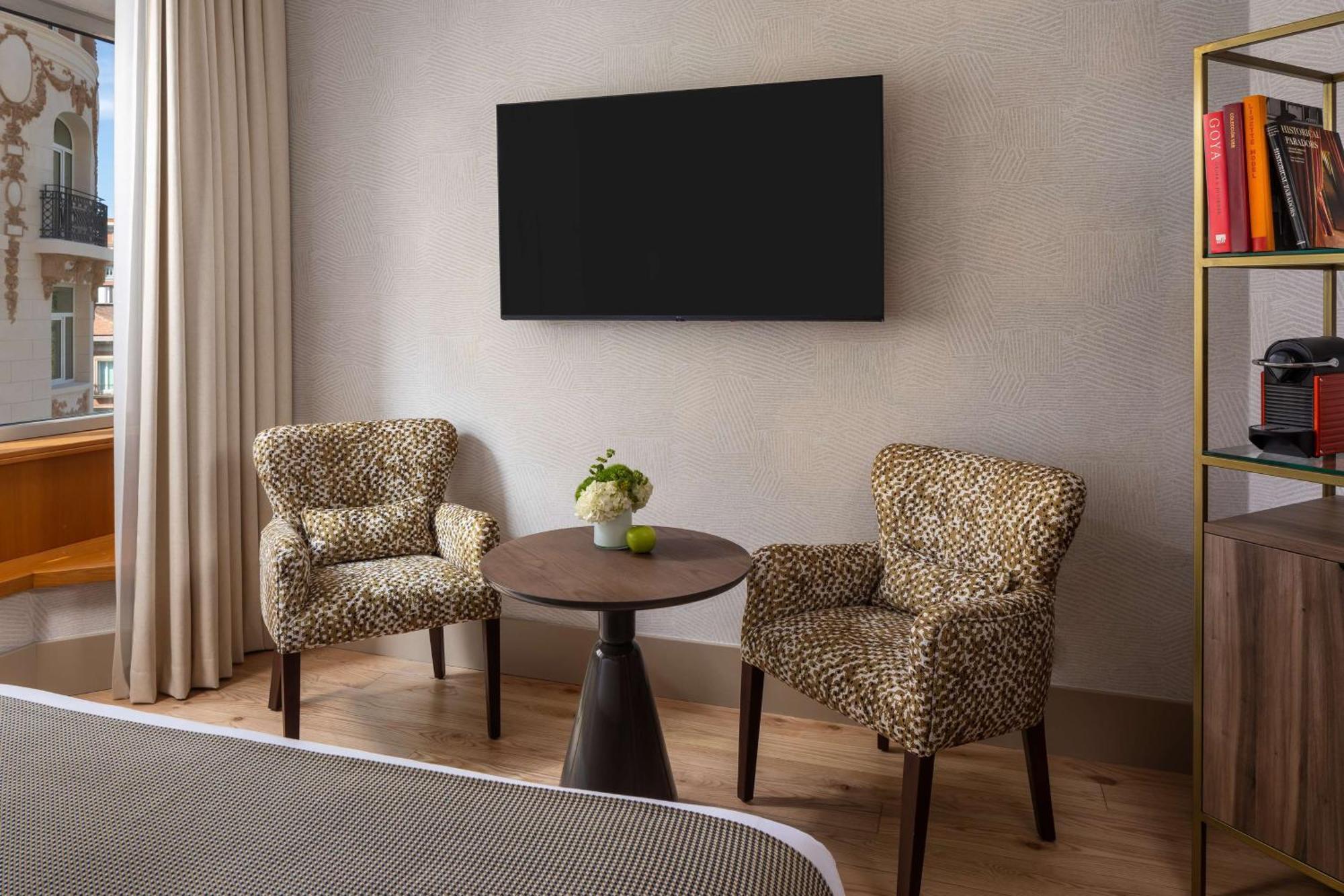 Nh Collection Madrid Paseo Del Prado Hotel Exterior foto A television mounted on a wall