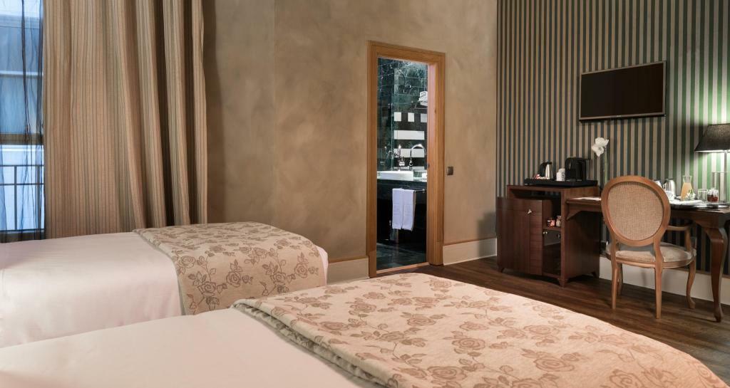 Nh Collection Madrid Paseo Del Prado Hotel Exterior foto A bedroom with a bathroom en suite
